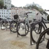 Parcheggio per biciclette in città con moderne strutture di parcheggio